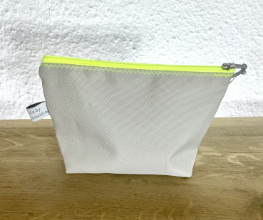 wasserdichtes hellgraues Airtextäschchen mit dunkelgrauen X